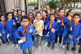 Children in Syria with food