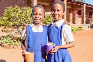 Image of children in Malaiw holding their school meals